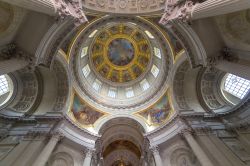 L'interno della Cappella Reale con un'immagine della cupola di Mansart dell'Hotel des Invalides, Parigi (Francia) - La volta a calotta tipica della cupola che vediamo fotografata ...