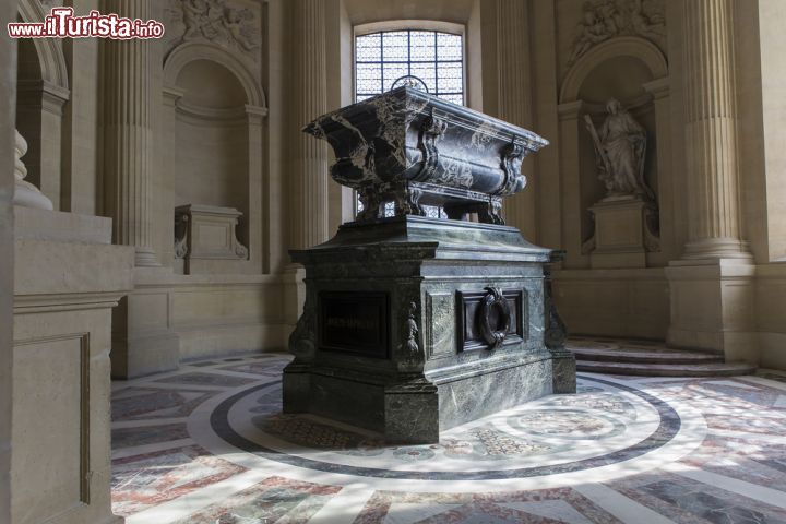 Immagine La tomba napoleonica raffigurata nell'Hotel des Invalides, Parigi (Francia) - Ci sono luoghi in grado di dare un grado di intimità così profonda che ci si addentra con un silenzio religioso anche se non si è credenti. Questo è quello che avviene quando ci si trova al cospetto dell'emblema per eccellenza dell'Hotel des Invalides di Parigi e si tratta della Tomba di Napoleone. Simbolo decisamente forte, che racchiude cioè un elemento importantissimo per la collettività nazionale ma anche internazionale, visto il contributo che il condottiero militare diede alla storia - © photogolfer / Shutterstock.com