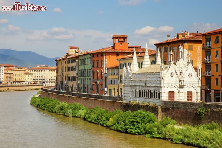 Immagine Il nome originale era di Santa Maria di Pontenovo, quando venne  costruita nel 13° secolo, ma oggi il ponte non esiste più. La piccola chiesa gotica di Santa Maria della Spina, che impreziosisce il Lungarno, venne ampliata nel 14° secolo, e spostata di qualche metro nella seconda metà del 19° secolo - © Aksenya / Shutterstock.com