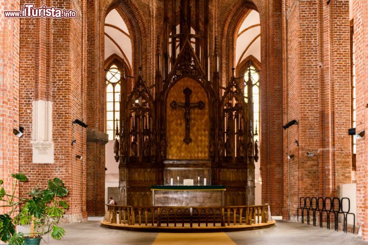 Immagine L'altare principale della chiesa luterana di San Pietro a Riga - © Anton_Ivanov / Shutterstock.com