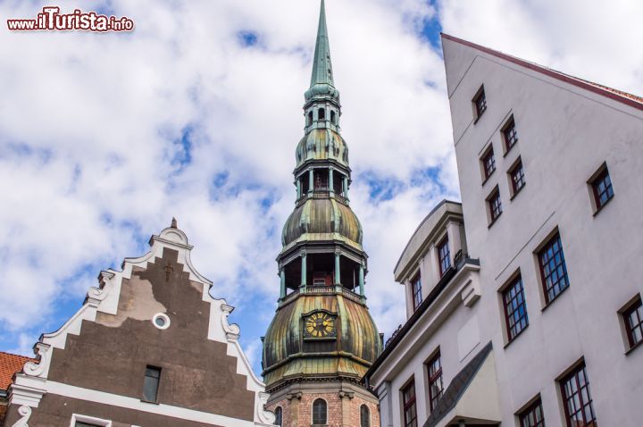 Immagine Il Campanile  alto  ben 123 metri, elegante e slanciato della chiesa luterana di San Pietro è diventato uno dei simboli del centro storico di Riga, oltre ad essere uno dei punti panoramici più spettacolari di tutta la Lettonia - © Andrii Lutsyk / Shutterstock.com