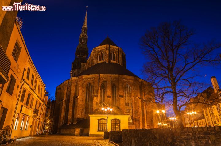 Immagine Fotografia notturna del centro storico di Riga e della chiesa protestante di San Pietro a Riga (Lettonia) - © krivinis / Shutterstock.com