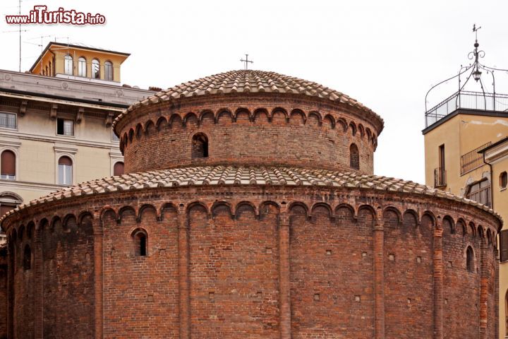 Immagine Eretta nel 1083, la piccola chiesa rotonda di San Lorenzo è uno dei capolavori di arte romanica della Lombardia, e si trova nel cuore di Mantova - © Shutterschock / Shutterstock.com