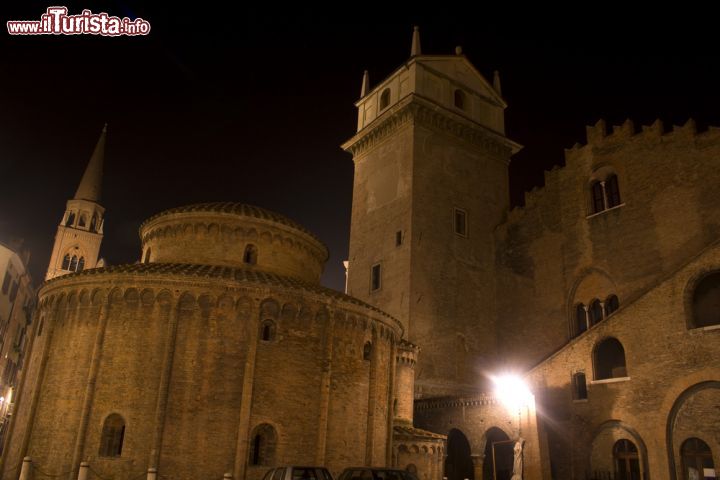 Immagine Vista notturna della chiesa romanica della Rotonda di San Lorenzo, alle spalle la torre dell'orologio e la Basilica di S.Andrea in centro a Mantova - © KOMPASstudio / Shutterstock.com