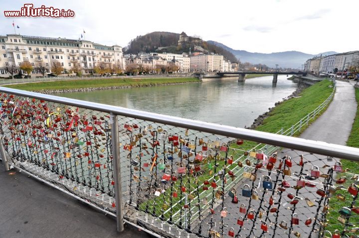 Immagine Eretto all'inizo del 20° secolo, ma ristrutturato più volte, il ponte Makarsteg è una passerella pedonale che attraversa il fiume Salzach