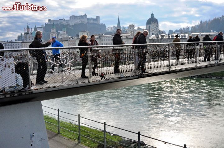 Immagine La passarella pedonale Makartsteg si trova in centro a Salisburgo ed è chiamata il ponte degli innamorati, per la mania di attaccare dei lucchetti alle sue sponde, imitando la tradizione nata a Roma, presso Ponte Milvio