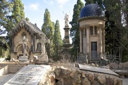 Tombe artistiche al cimitero della collina del Montjuïc a bArcellona- © ksl / Shutterstock.com