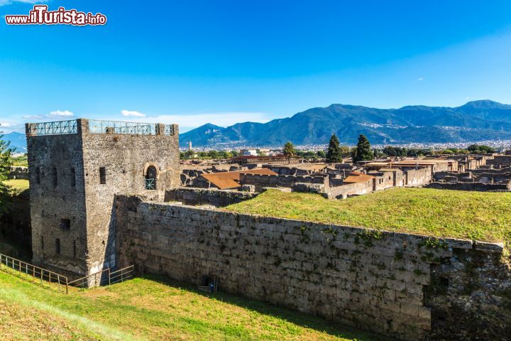 Immagine Fu sotto il regno di Carlo III di Borbone che vennero ritrovate le prime testimonianze archeologiche della Pompei romana, nel 1748. Oggi gli scavi hanno portato alla luce un patrimonio artistico ed architettonico davvero straordinario. Qui vediamo una antica cinta muraria della città romana - © S-F / Shutterstock.com