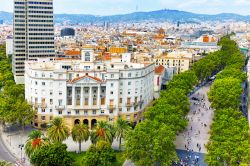 Vale la pena di salire sul Mirador de Colon, a Barcellona, per potersi godere il belvedere con una delle pià belle viste panoramiche della città - © Brian Kinney / Shutterstock.com ...