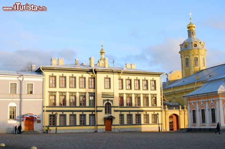 Immagine Una vista invernale durante una rara giornata di sole: la foto raffigura degli edifici all'interno della Fortezza di Pietro e Paolo, la cittadella di San Pietroburgo sull'isola di Zayachy, in Russia - © Ekaterina Bykova / Shutterstock.com