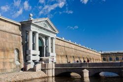 La porta Nevskij, una delle sei porte di accesso alla cittadella di San Pietroburgo. La fortezza possiede una forma esagonale, resa massaccia da imponenti bastioni - © Asaf Eliason / Shutterstock.com ...