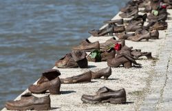 Le scarpe sul fiume Danubio rappresentano il momento della fuciliazione degli ebrei, che si verificavano di frequente negli ultimi mesi della seconda guerra mondiale. I miliziani delle Croci ...