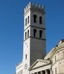 La piazza del Comune ad Assisi è dominata dal profilo della Torre del Popolo, la torre campanaria a fianco della chiesa di Santa Maria sopra Minerva, l'ex tempio romano trasformato ...