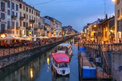 A chi cerca un posto caratteristico dove mangiare  a Milano di sera, spesso viene consigliato di recarsi verso il quartiere dei Navigli, dove si trova una grande scelta di locali tipici, ...