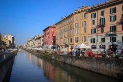 Una fotografia del Naviglio Grande in centro a Milano, uno dei dei canali navigabili più importanti del capoluogo lombardo - © Adriano Castelli / Shutterstock.com 