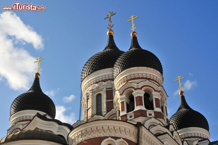 Immagine Le cupole a cipolla della Cattedrale Aleksandr Nevskij  di Tallin. In totale sono presenti cinque cupole. Voluta da Alessandro III la chiesa venne inaugurata da Nicola II, l'ultimo zar prima della rivoluzione d'ottobre del 1917 - © Ansis Klucis / Shutterstock.com