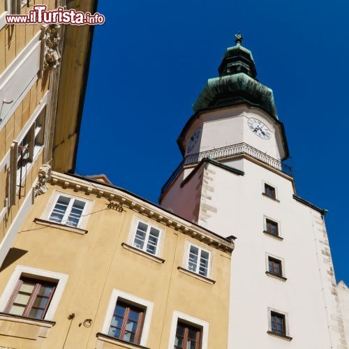 Immagine Particolare della Michalská Brána la torre di Bratislava che introduce i turisti l suo centro storico - © Patrick Poendl / Shutterstock.com