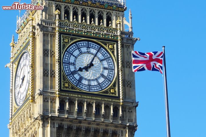 Immagine L'Union Flag garrisce di fronte alla Elisabeth Tower di Londra. Spesso la torre che si trova a fianco del Parlamento di Westminster viene chiamata "Big Ben" ma questo nome è relativo alla grande campana che si trova al suo interno - © ollirg / Shutterstock.com
