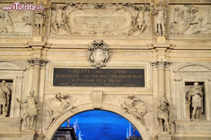 Immagine L'attribuzione al Palladio della realizzazione del Teatro Olimpico, il primo teatro coperto stabile del vecchio continente. L'opera fu costruita nel 1580, ma il Palladio non vide mai ultimato il suo grande capolavoro