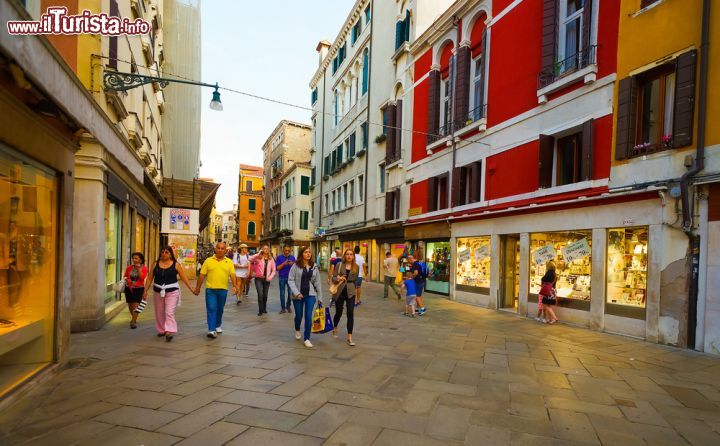 Immagine Le calle dello shopping a Venezia sono le cosiddette Mercerie, che si possono incontrare alle spalle della Torre dell'Orologio di piazza San Marco - © Sorbis / Shutterstock.com