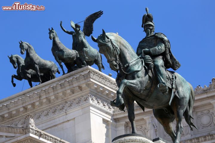 Immagine Una delle due quadrighe in bronzo e la statua equestre di Vittorio Emanuele II al Vittoriano - © Vladimir Mucibabic / Shutterstock.com