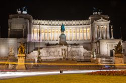 Scatto notturno del Vittoriano a Roma, anche conosciuto con il nome di Altare della Patria anche se la denominazione ufficiale sarebbe quella di Monumento Nazionale a Vittorio Emanuele ...