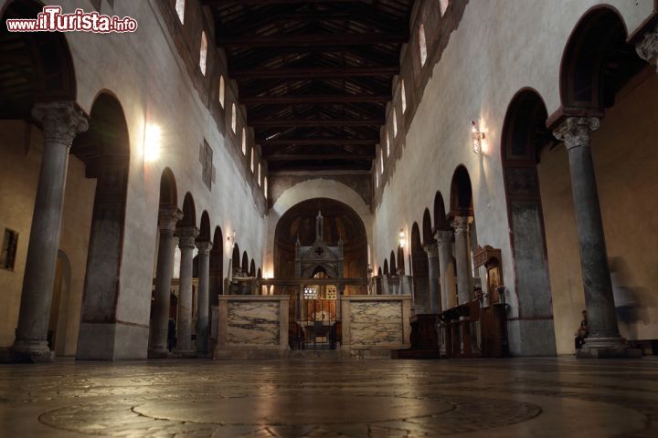 Immagine L'interno della Chiesa di Santa Maria in Cosmedin a Roma. Qui si trova la celebre bocca della Verità che venne resa celebre nel mondo dal film Vacanze Romane con Gregory Peck e Audrey Hepburn - © marcovarro / Shutterstock.com