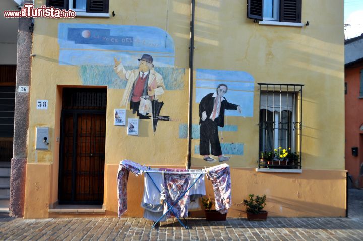 Immagine Sopra una casa del Borgo di San Giuliano un murales raffigura due star del cinema: l'indimenticabile Federico Fellini, eroe di Rimini e Roberto Begnini, che lavorarono insieme nel film "La Voce della Luna".