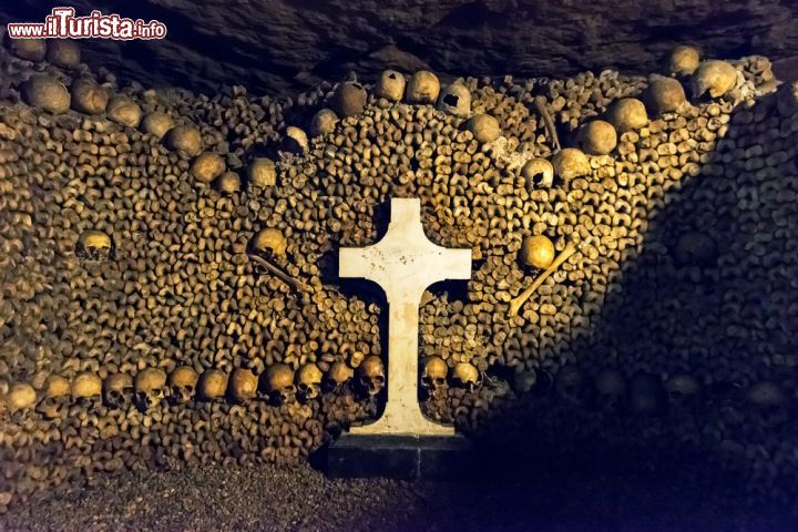 Immagine Il fascino macabro della visita alle Catacombe di Parigi - © Viacheslav Lopatin / Shutterstock.com