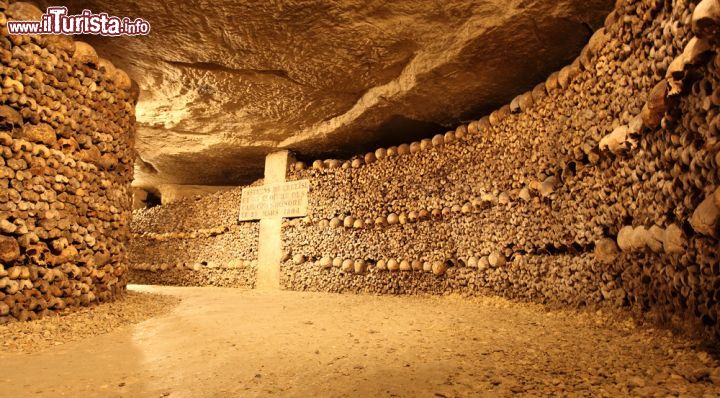 Immagine Le ossa sono state disposte in modo ordinato lungo tutto il perimetro delle Catacombe di Parigi - © Wyatt Rivard / Shutterstock.com