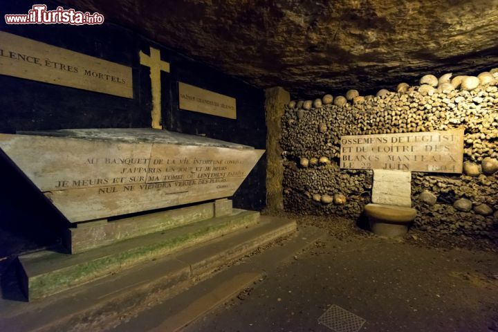 Immagine Una delle gallerie delle Catacombe di Parigi: questi luoghi furono utilizzati anche durante la seconda Guerra Mondiale, quando i tedeschi costruirono qui  un bunker di comando, per tenerlo riparato da eventuali bombardamenti aerei alleati - © Viacheslav Lopatin / Shutterstock.com