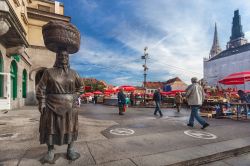 Il simbolo del Dolac di Zagabria è la statua dedicata alla Kumica, la tipica massaia della Croazia, la vera protagonista del più grande mercato ortofrutticolo della nazione. L'artista ...