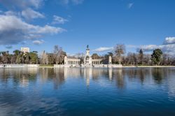 Il laghetto del Parque del Buen Retiro, a Madrid. ...