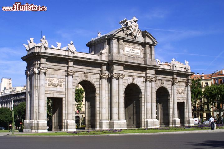 Immagine La Puerta de Alcalá di Madrid sorge in Plaza de la Independencia, all'ingresso del Parque del Buen Retiro. L'attuale porta, che sostituisce la precedente del XVI secolo, fu costruita nella seconda metà del XVIII secolo - Foto © 62316097 / Shutterstock.com