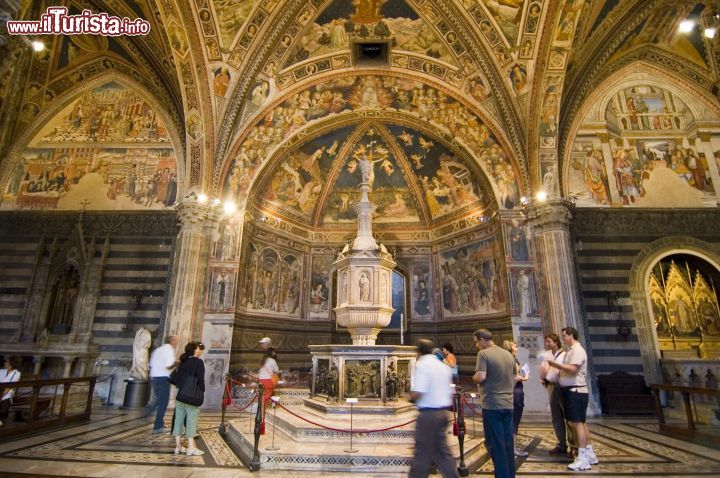 Immagine Dentro al Battistero di Siena: in posizione centrale troviamo l'elegante fonte batttesimale, notevole opera d'arte del primo Rinascimento Italiano, che tra gli autori annovera lo stesso Donatello e Jacopo della Quercia - © wikipedia.org