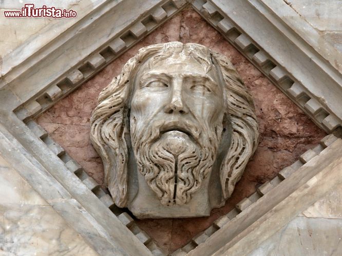 Immagine Un particolare della facciata del Battistero di Siena. Rivestita in larga parte in marmo bianco, la costruzione è però rimasta incompiuta - © wjarek / Shutterstock.com