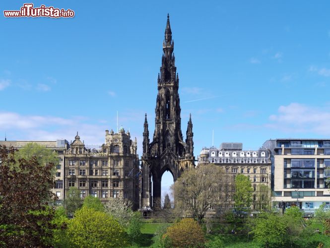 Immagine E' un riferimento della skyline di Edimburgo: con i suoi 60 metri di altezza il Walter Scott Monument è vfacilmente visibile da ogni angolo della città scozzese - © clivewa / Shutterstock.com