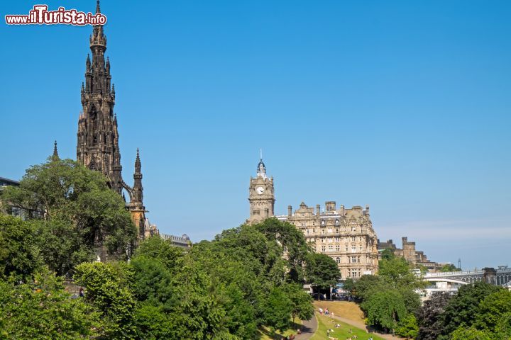 Immagine Uno scorcio di edimburgo, in primo piano il Monumento a Sir Walter Scott - © elxeneize / Shutterstock.com