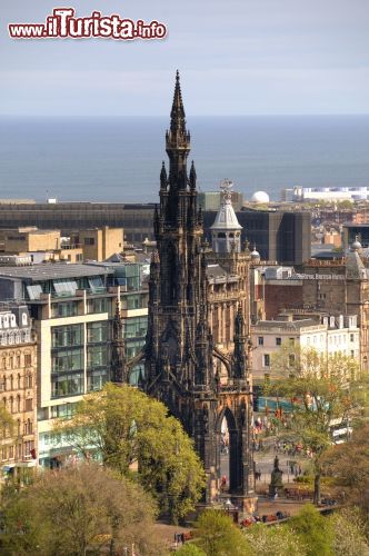 Immagine Panorama di Edimburgo con la guglia del Walter Scott Monument, la costruzione gotica eretta in onore dello scrittore scozzese - © PlusONE / Shutterstock.com