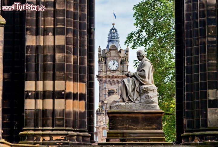 Immagine La statua del grande scrittore scozzese, Sir Walter Scott, è sormontata da un grande monumento gotico (in stile vittoriano) che si eleva di 60 metri, nella città di Edimburgo - © Dmitry Naumov / Shutterstock.com