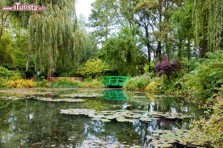 Immagine Lo stagno e il ponte giapponese nei giardini di Casa Monet a Giverny. Lo specchio d'acqua è chiamato come il bacino delle ninfee - © Jaime Pharr / Shutterstock.com