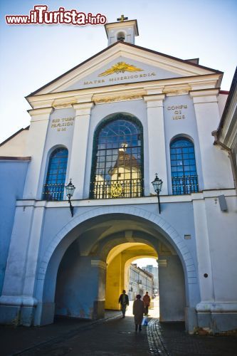 Immagine Il passaggio pedonale della Porta dell'Aurora di Vilnius, al primo piano la Cappella che conserva l'immagine della Vergine Maria - © Anilah / Shutterstock.com