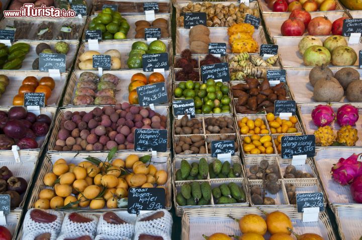 Immagine L'esposizione ordinata di frutta e verdura presso il Viktualienmarkt  di Monaco di Baviera - © np / Shutterstock.com