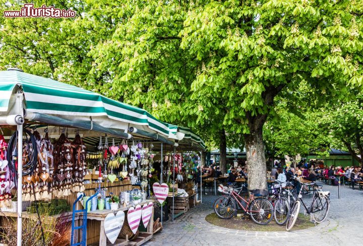 Immagine La piazza a fianco della Peterskirche di Monaco di Baviera ospita le bancarelle del Viktualienmarkt , il più grande mercato alimentare della città - © Vlada Z / Shutterstock.com