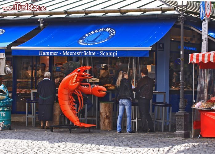 Immagine Una pescheria del mercato alimentare Viktualienmarkt  di Monaco di Baviera - © Luisa Fumi / Shutterstock.com