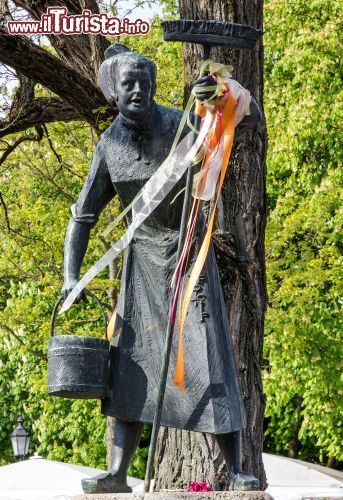 Immagine Scultura di Ida Schumaker, attrice tedesca, al Viktualienmarkt  di Monaco di Baviera - © Vlada Z / Shutterstock.com