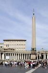 Alto 40 metri con il suo basamento, l'Obelisco di Piazza San Pietro è il secondo per altezza della capitale - © Peter Probst / Shutterstock.com