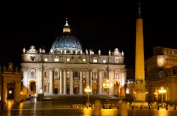 Vista notturna di Piazza San Pietro a Roma. Il grande Obelisco al centro della piazza è l'unico della città capitolina a presentare delle inscrizioni in latino anzichè ...