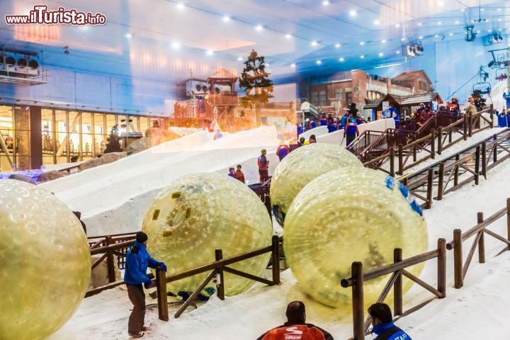 Immagine Piste da sci, Emirati Arabi Uniti - Siete a Dubai e volete sciare? Nessun problema. Andate allo Ski Dubai dove ad attendervi ci sono piste innevate tutto l'anno da appositi cannoni sparaneve. Grazie al sistema di raffreddamento d'avanguardia l'interno della struttura conserva la temperatura di - 1 grado di giorno e - 6 di notte quando la neve viene prodotta - © S-F / Shutterstock.com