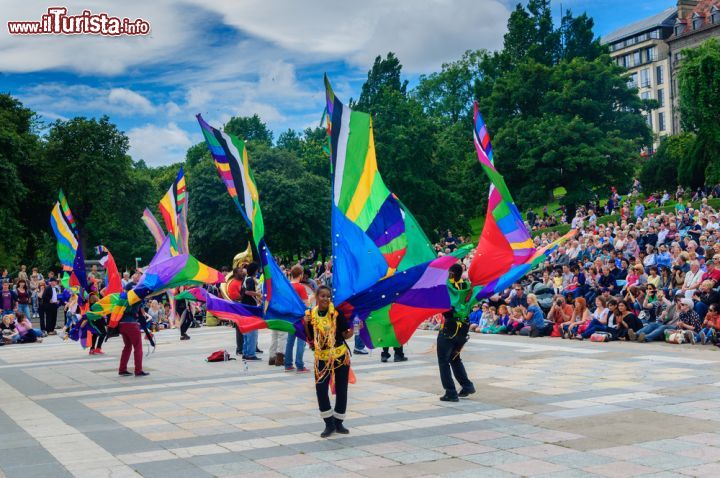 Immagine Carnevale ai Princes Street Gardens, Edimburgo - Pubblico delle grandi occasioni ai famosi giardini cittadini per la tradizionale parata di carnevale in occasione dell'Edinburgh Jazz and Blues Festival - © Skully / Shutterstock.com